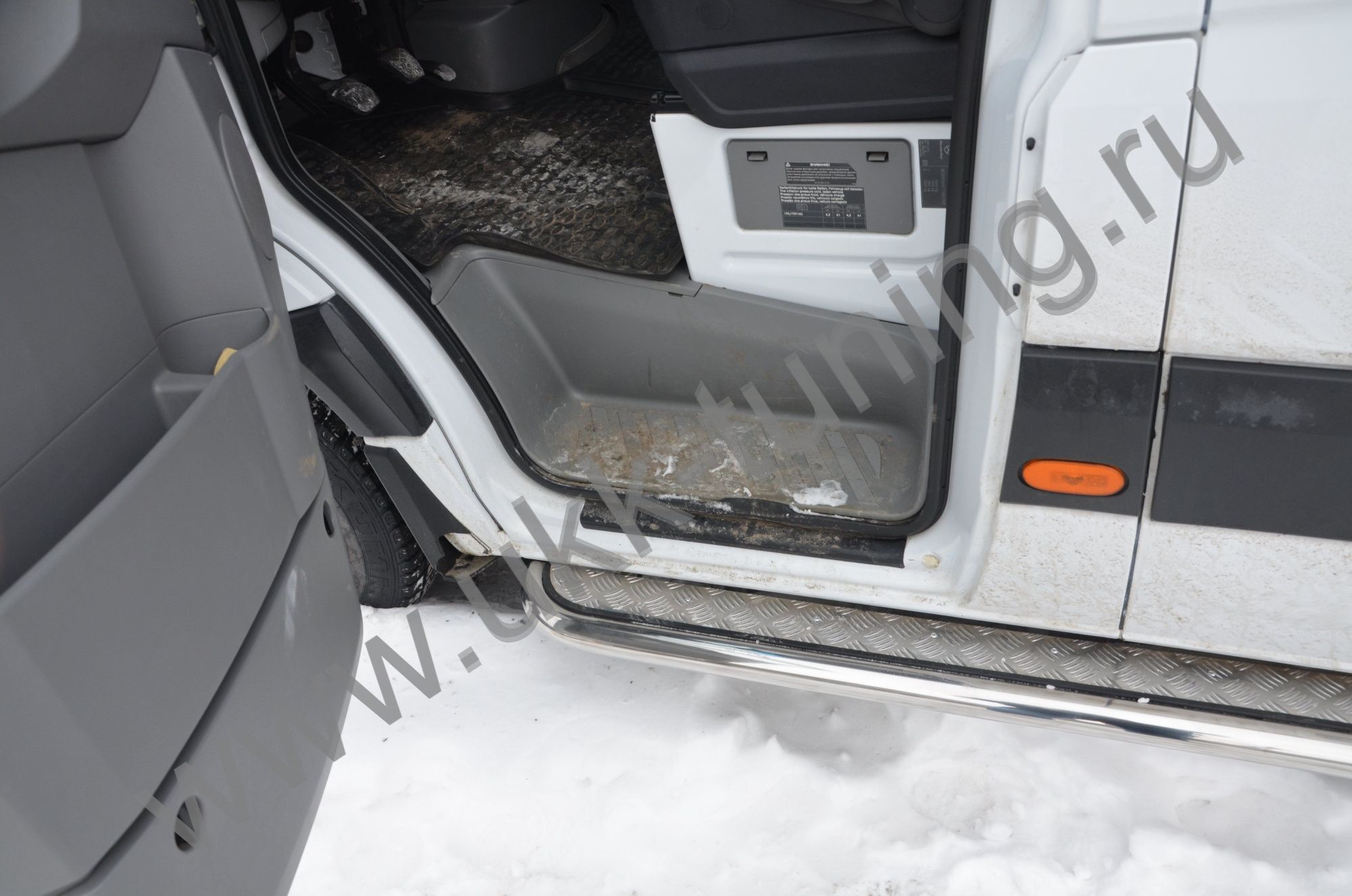 Боковые подножки Mercedes-Benz Sprinter с 2012 с накладным листом