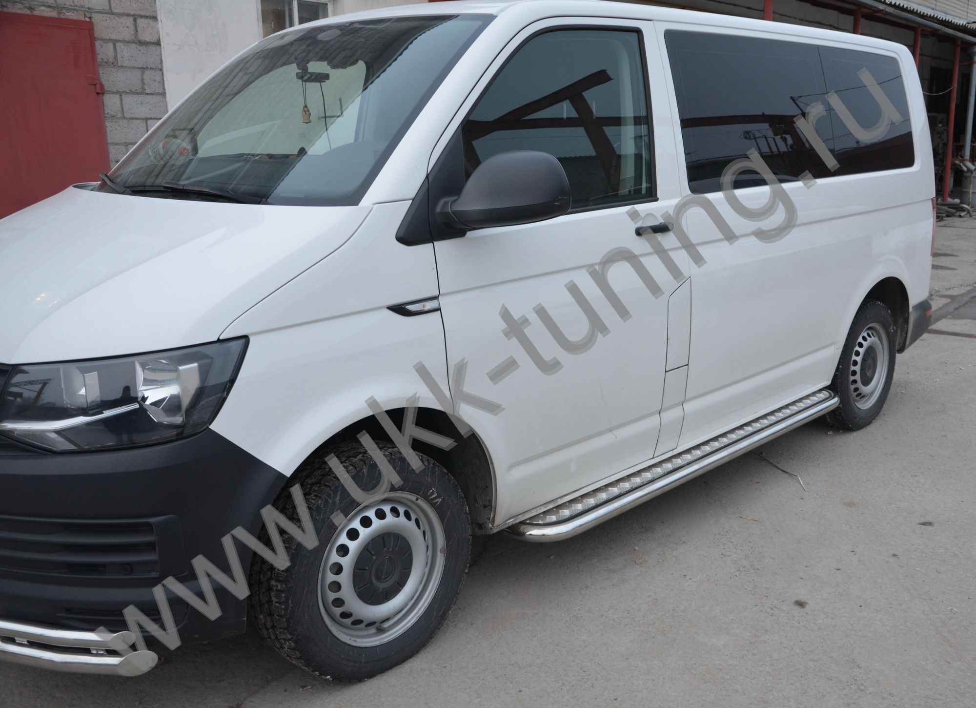Боковые подножки Volkswagen T6 с 2015-2021 с накладным листом