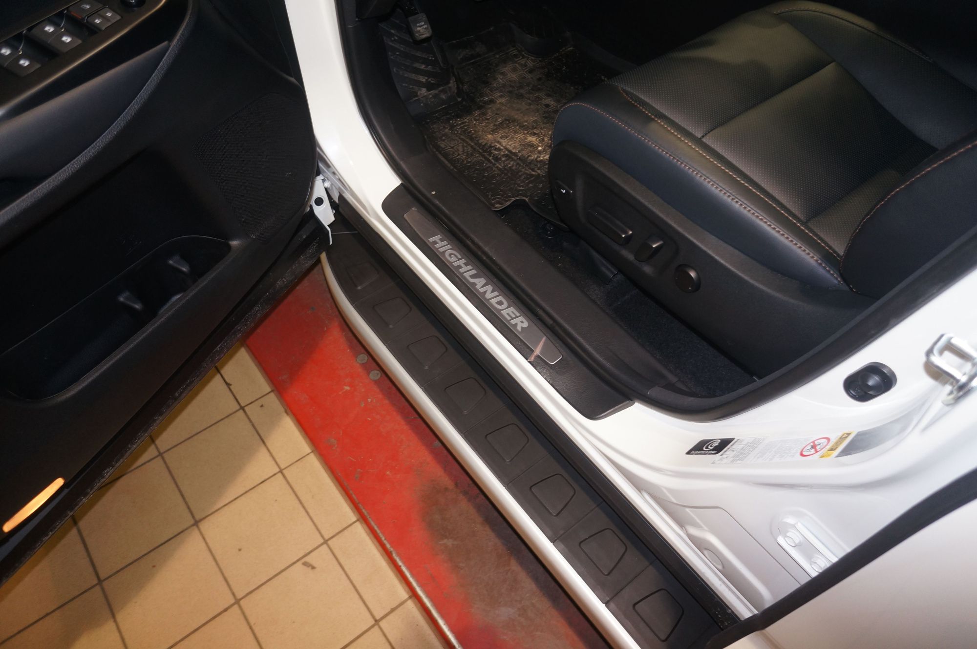 Пороги алюминиевые Alyans Toyota Highlander с 2014 Пороги алюминиевые Alyans Toyota Highlander с 2014