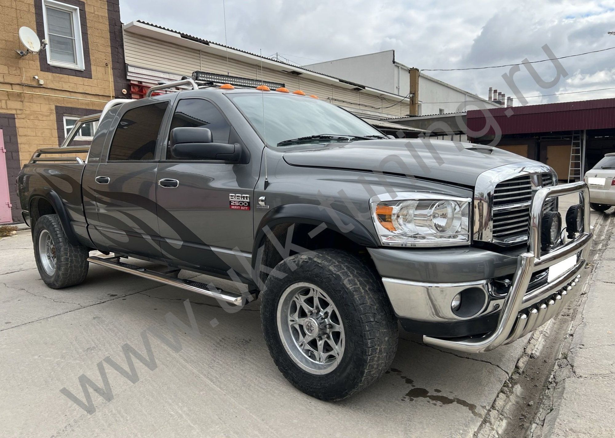 Защита переднего бампера скоба высокая + "акула" Dodge RAM 2500 Mega Cab 2004-2010