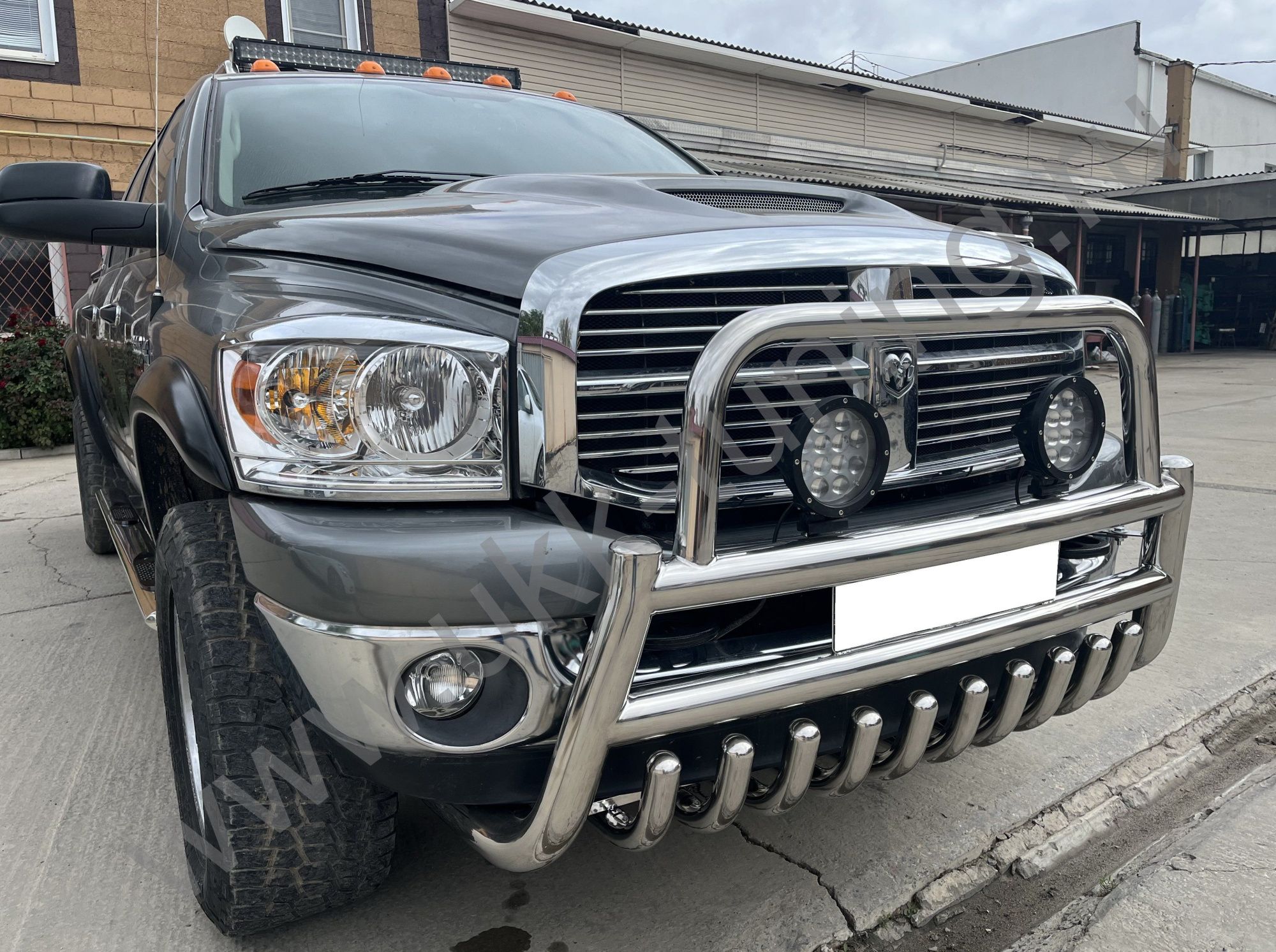 Защита переднего бампера скоба высокая + "акула" Dodge RAM 2500 Mega Cab 2004-2010