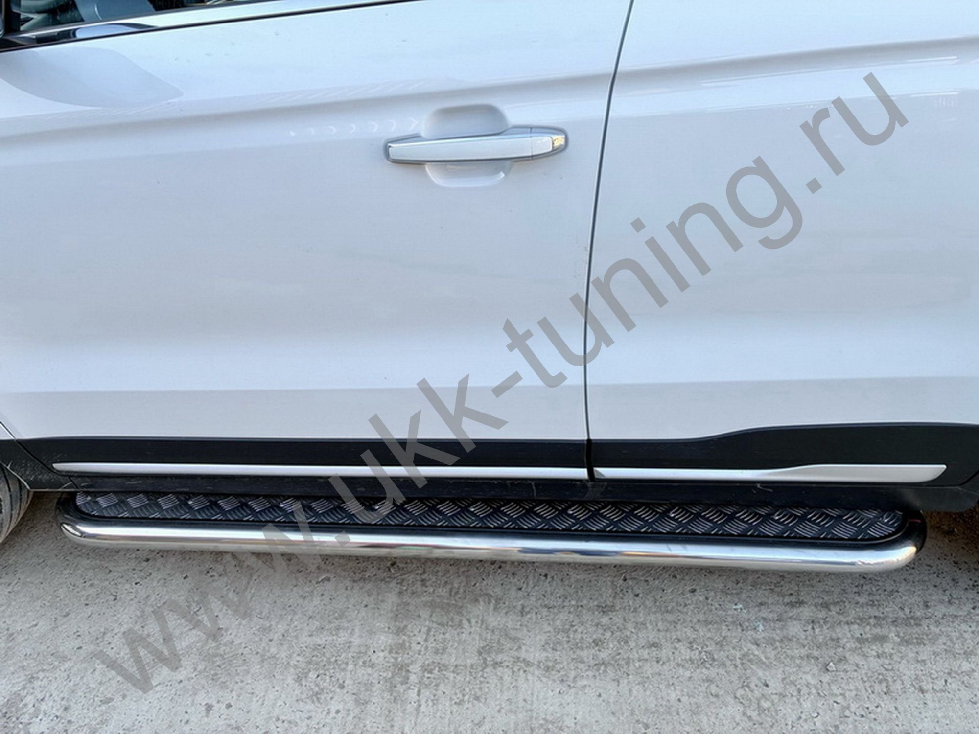 Боковые подножки Geely Atlas Pro с 2021 с накладным листом