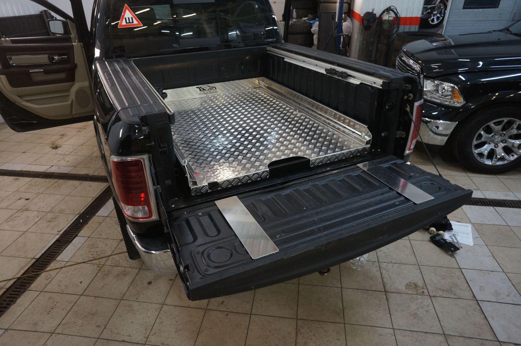 Платформа грузовая Dodge RAM 1500 с 2008 одинарная кабина, некрашенная, серебристая