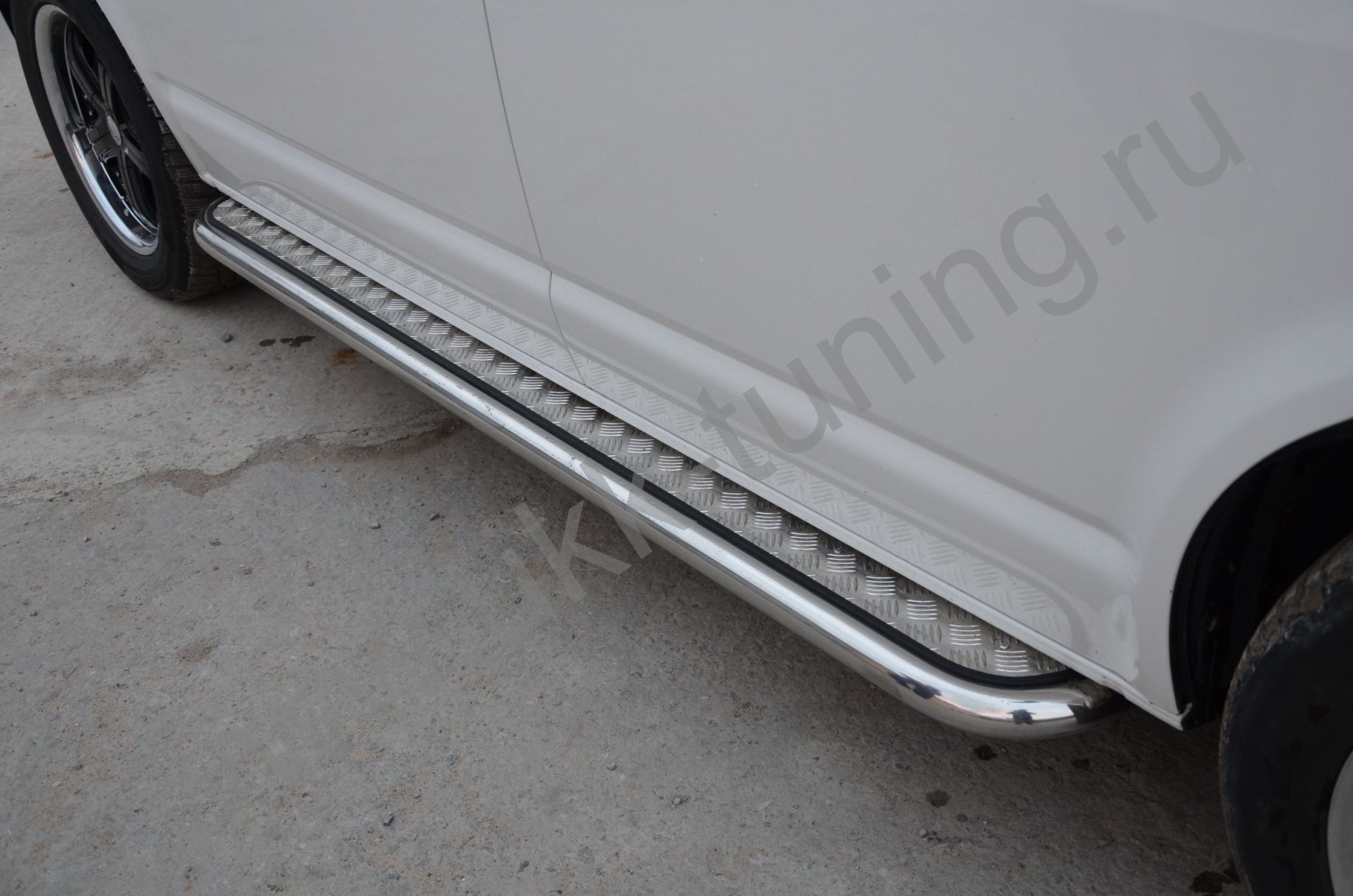 Боковые подножки Volkswagen T5 с 2003-2009 с накладным листом