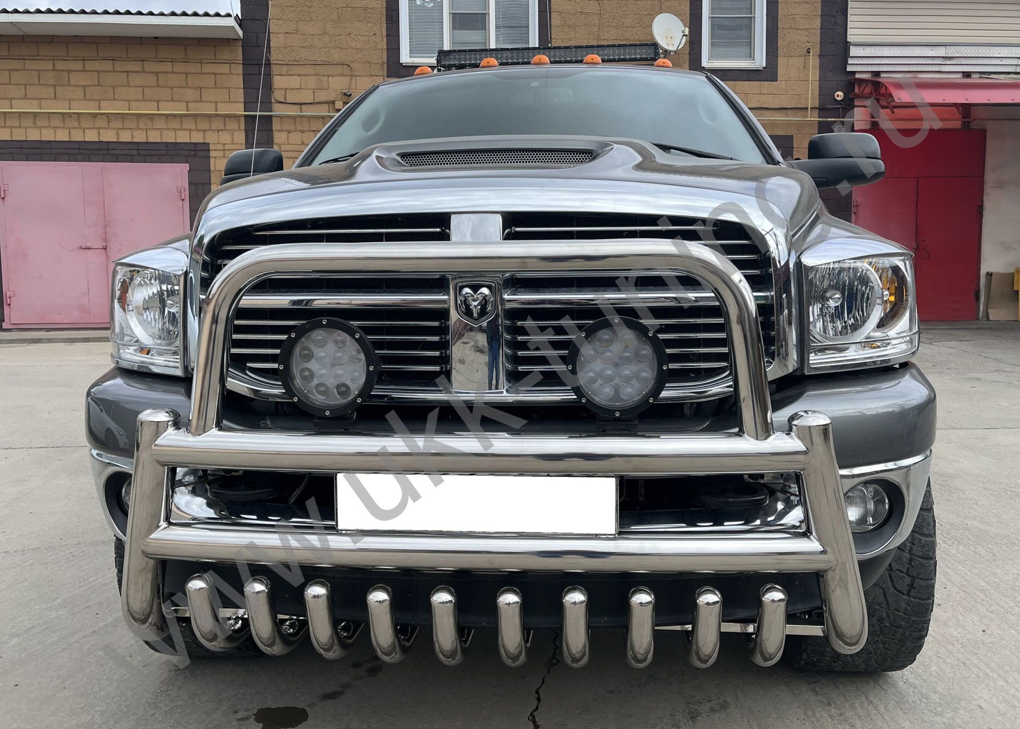 Защита переднего бампера скоба высокая + "акула" Dodge RAM 2500 Mega Cab 2004-2010
