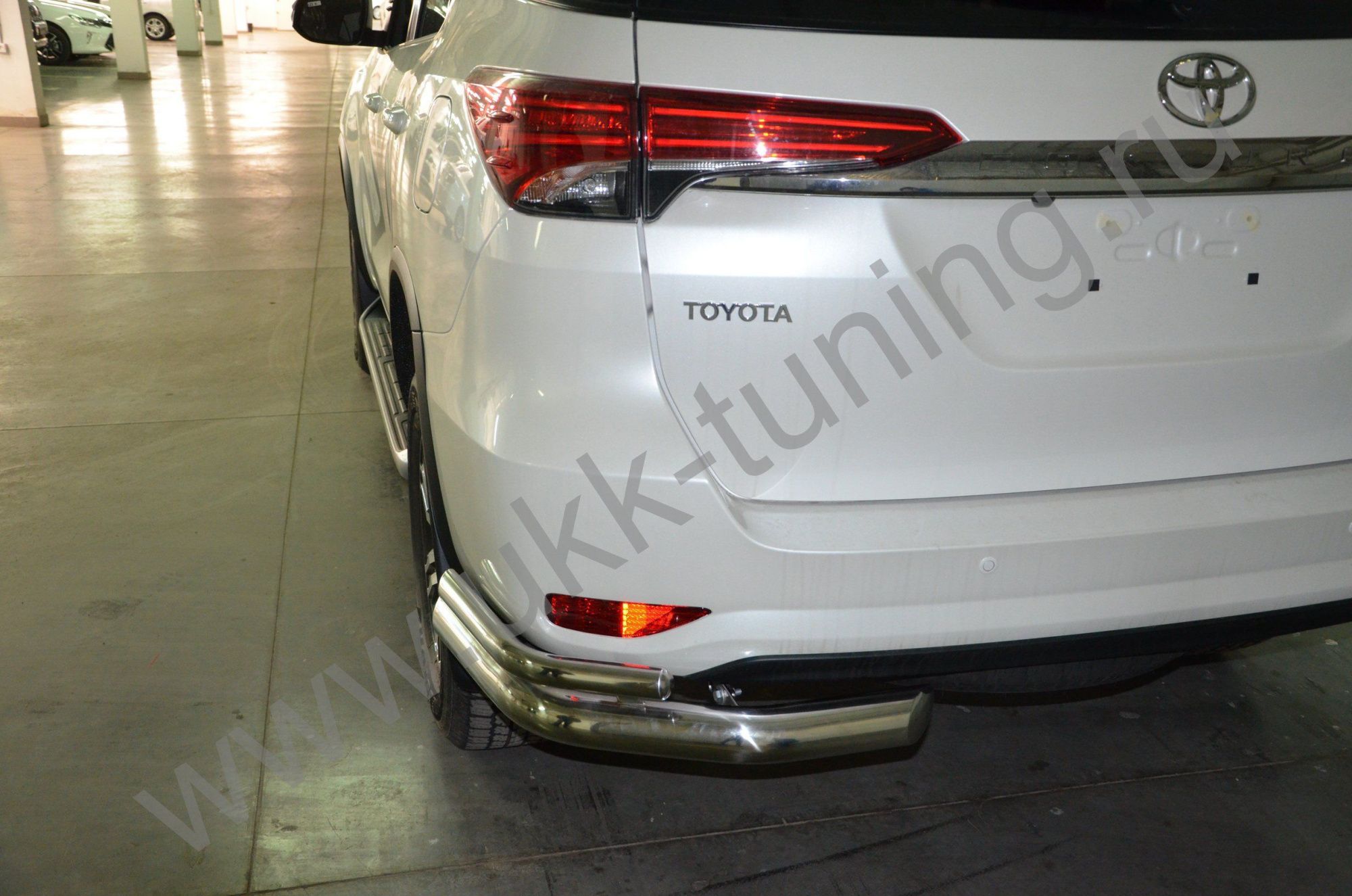 Защита заднего бампера угловая большая двойная Toyota Fortuner с 2017 Защита заднего бампера угловая большая двойная Toyota Fortuner с 2017