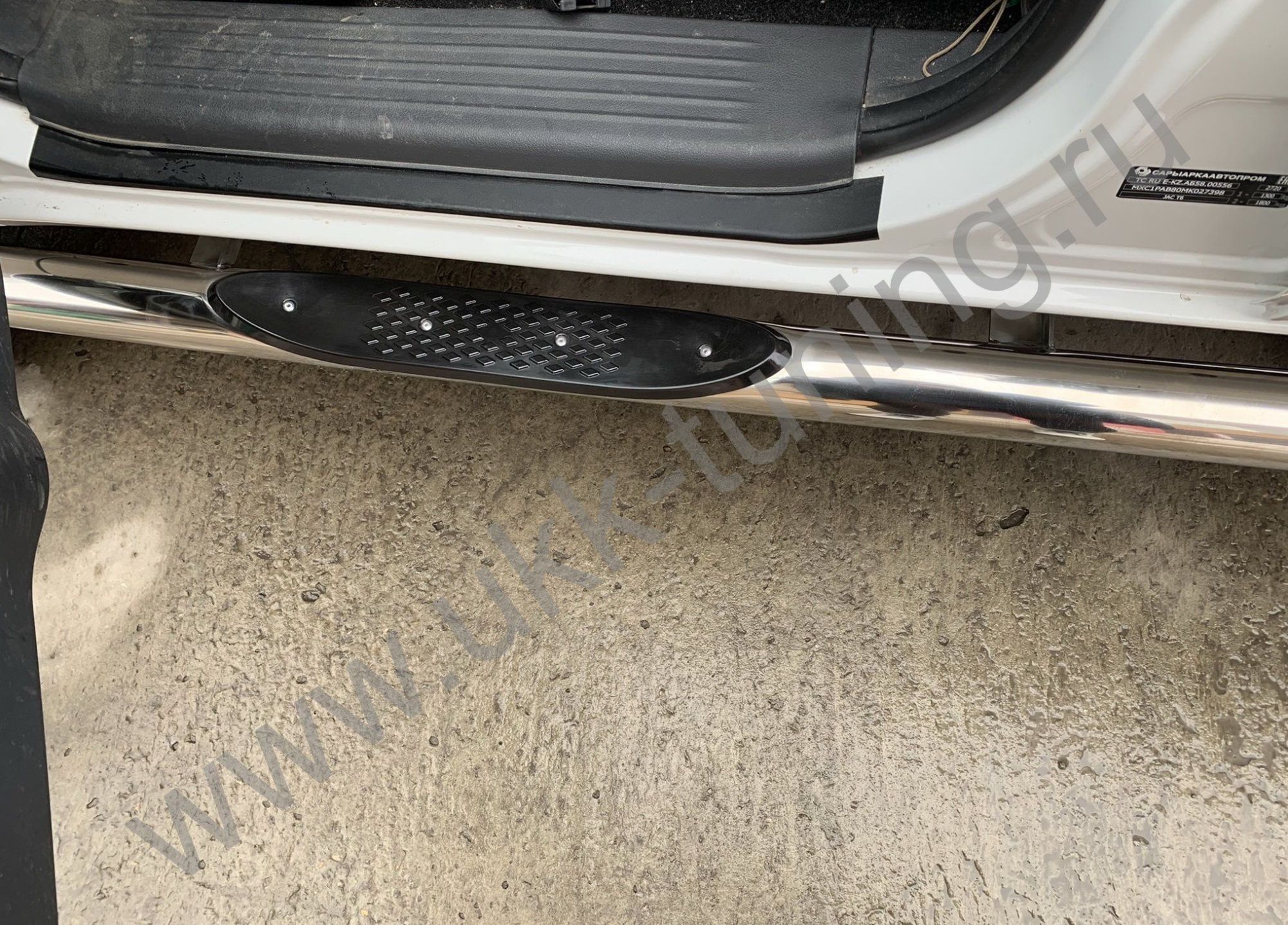 Боковые подножки JAC T6 труба с проступью