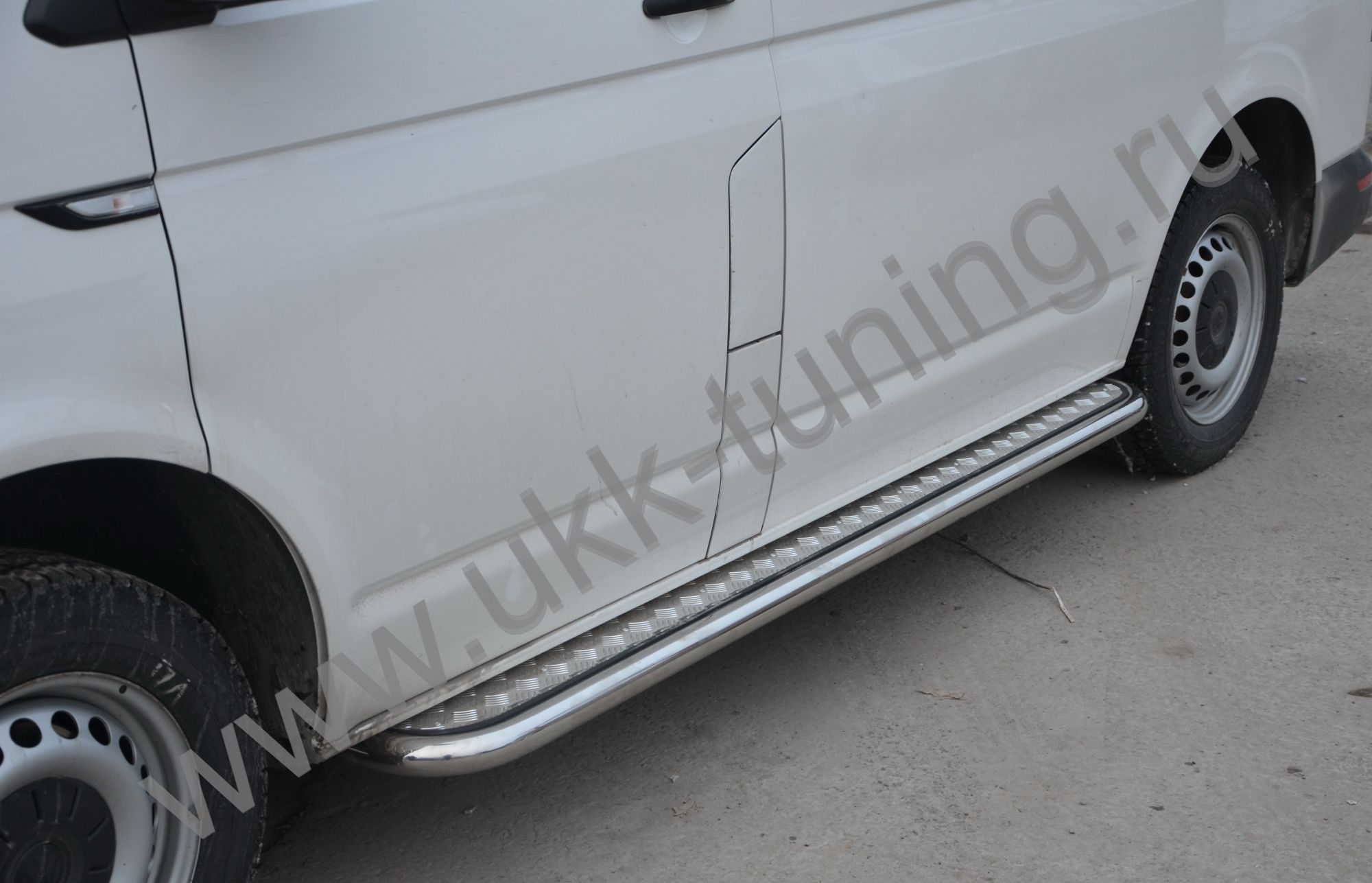 Боковые подножки Volkswagen T6 с 2015-2021 с накладным листом