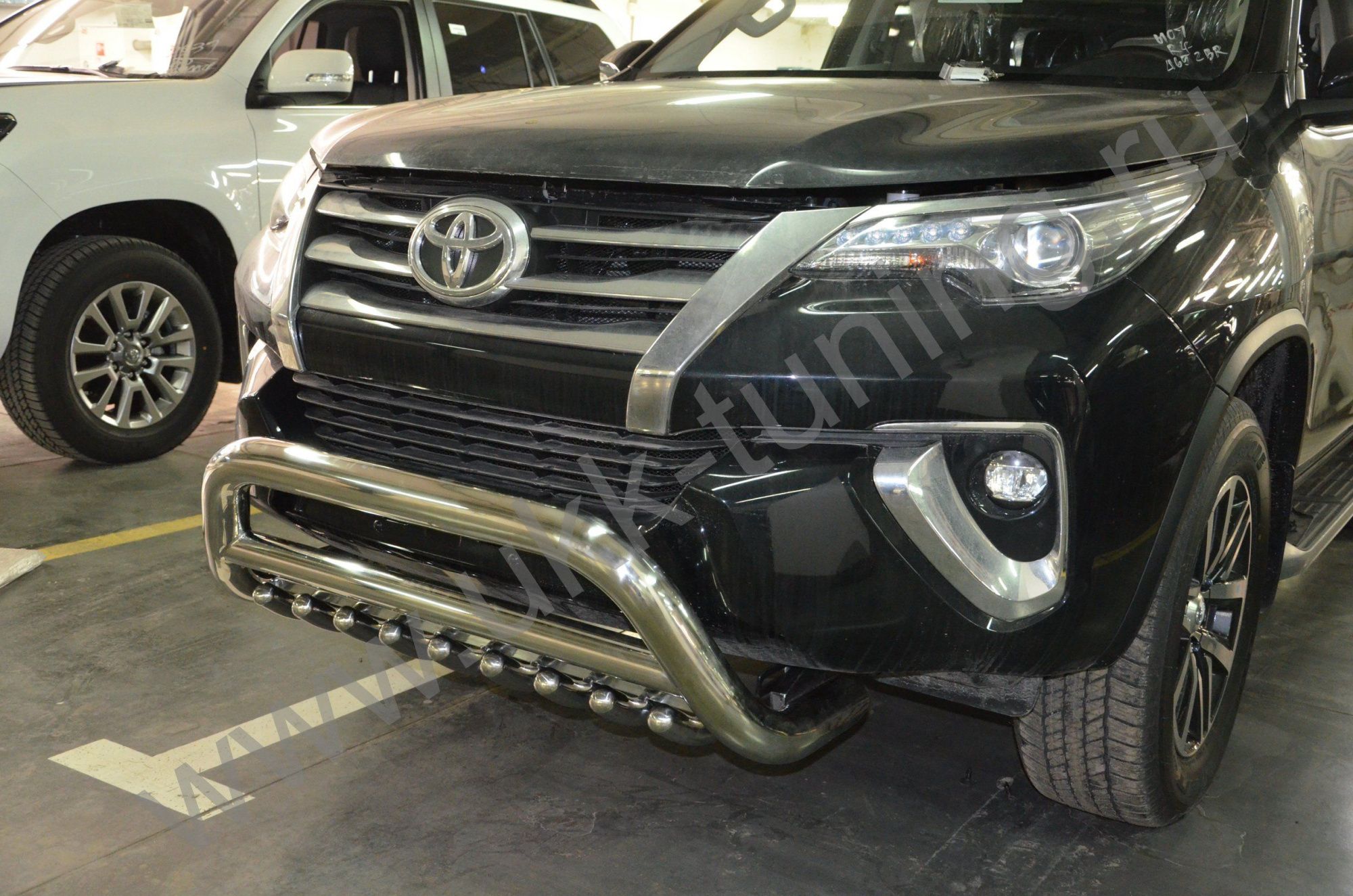 Защита переднего бампера скоба низкая+акула Toyota Fortuner с 2017 Защита переднего бампера скоба низкая+акула Toyota Fortuner с 2017