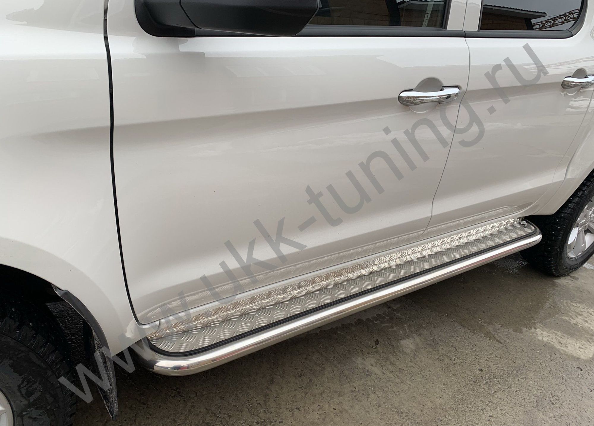 Боковые подножки JAC T6 с накладным листом